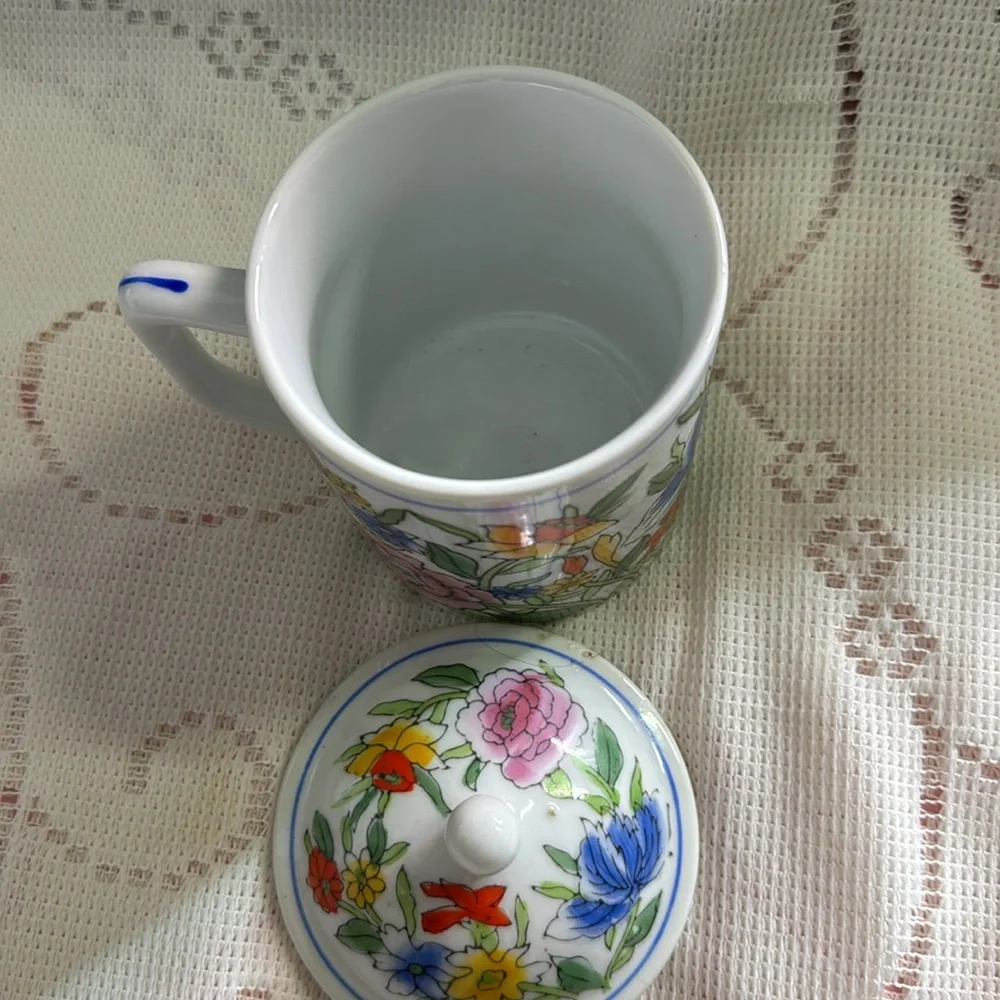 Early 1990s Williams-Sonoma Chinese Porcelain Style Lidded Mugs